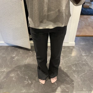 Nya grå jeans  - Grå utsvängda jeans. Aldrig använda men har sytt upp så kan inte lämna tillbaka. Jag är 163cm😊 W28 (passar S/M)