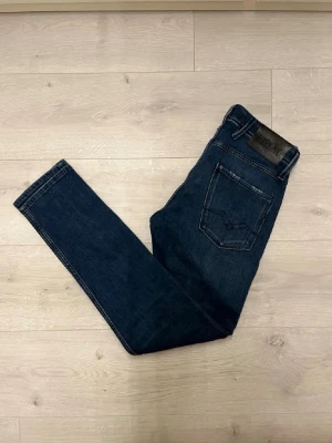 Replay mörkblåa jeans  - Hej! Säljer dessa replay jeans//jeasen är i mycket fint sick//fråga gärna! 