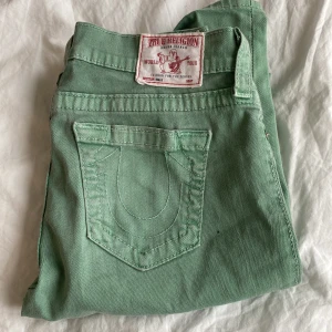 gröna jeans från True Religion💕 - Säljer ett par mintgröna skinny jeans från True Religion i storlek 28💕 skriv om ni har några frågor.