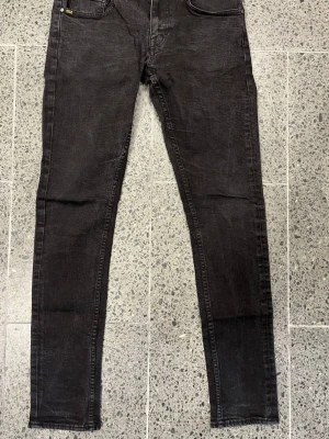 Tiger of Sweden Jeans Slim - W31/L32 - Som nya! - Säljer ett par Tiger of Sweden Jeans I mycket fint skick.  Modellen på jeansen är TOS JN SOLID SLIM – en slim fit-modell från Tiger of Sweden med artikelnummer W52279009Z och färgen Blackend (svart). Storlek: W31/L32