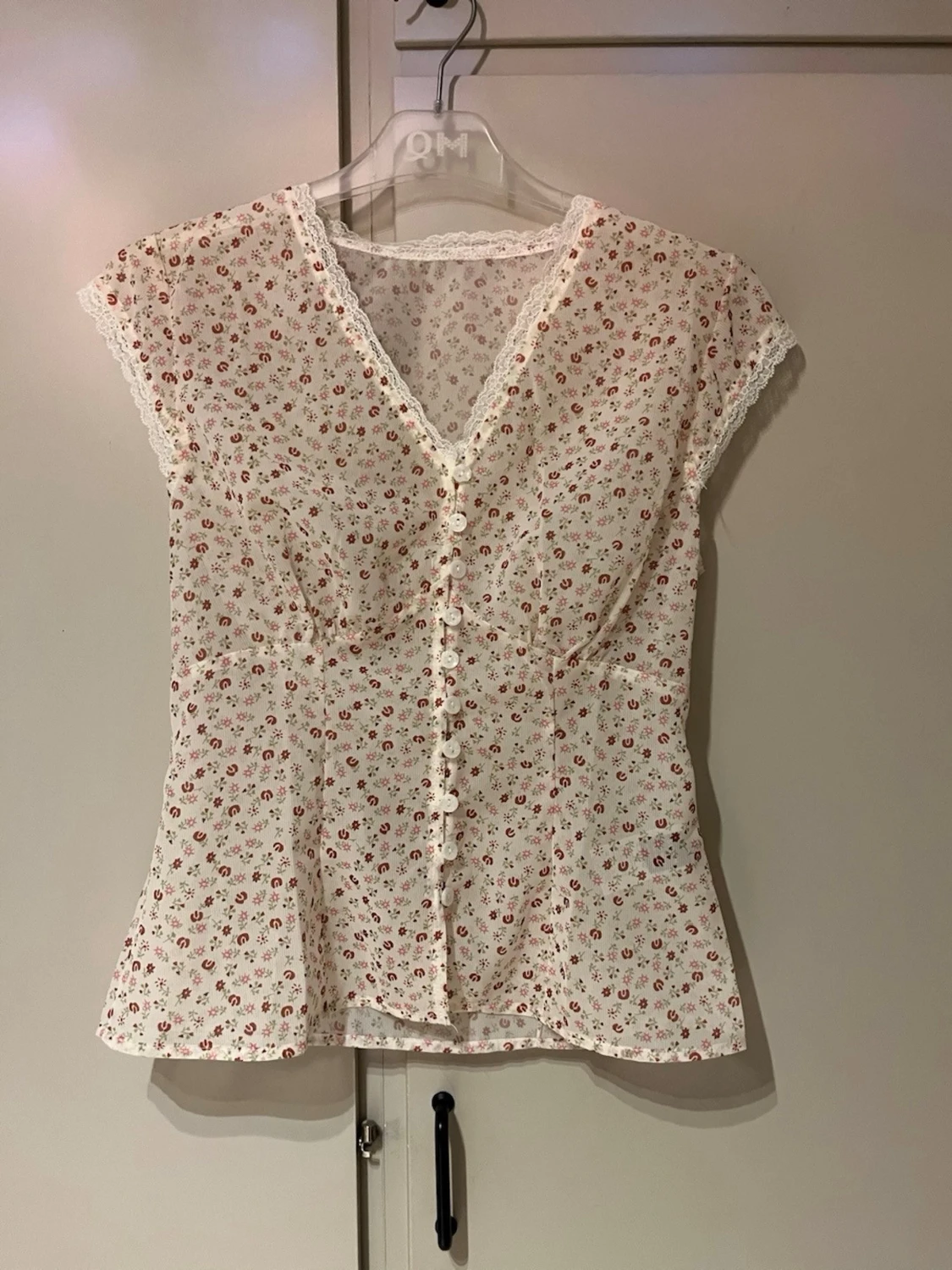 Vit blommig blus med knappar