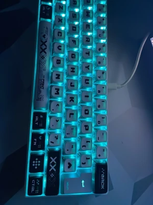 Mekaniskt tangentbord med RGB-belysning - Säljer ett kompakt mekaniskt tangentbord med RGB-belysning som kan ändra färg mellan blått och rosa. Tangentbordet har printatream tangeter. Ordinarie pris 1299. Mitt pris 750. Priset är inte hugget i sten.