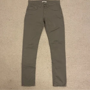 Dondup jinz  - tja, säljer mina gråa Dondup jeans som är Slim fit eftersom jag har växt ur dom men dom passar typ 175-180  Skicka dm om du har några funderingar! Priset är ej hugget i sten
