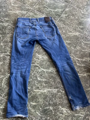 Replay Hyperflex - Säljer dessa blåa Replay jeans i modell Hyperflex och grover. Storleken är 29. Nypris runt 1500kr. Rätt bra skick, lite små defekter som längst ned vid benen och litet hål vid låret, hör av vid fler bilder.