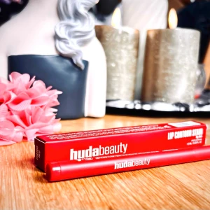 HUDA BEAUTY Lip Contour Lip Stain ”Cherry Red”! - Nya HUDA BEAUTY Lip Contour Lip Stain ”Cherry Red”. Ett läppstift och en läppenna 2-i-1 som är lätt att använda, håller länge, inte överförs, är felfri och sitter kvar i 12 timmar. 1 ml. Oanvänd med kartong