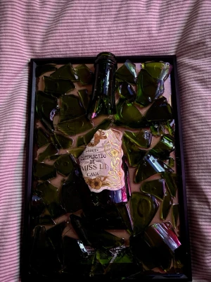 Tavla med krossad Miss Li Cava-flaska - Detta var min första jag gjorde så den blev inte så bra men väljer att försöka sälja de. Ändå men till ett lägre pris då såklart