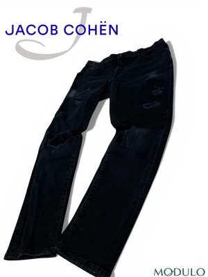 Jacob Cohën jeans - Säljer ett par Jacob cohën jeans med riktig feta slitningar o detaljer. Dessa passar för alla sorters tillfällen och är extremt sköna. Dessa är i storlek 30 och i toppskick! Hör av er vid funderingar ⭐️