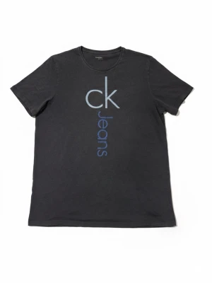T-shirt från Calvin Klein Jeans - Mörkblå t shirt från Calvin Klein. Tröjan är i mycket bra skick och har inga defekter. Säljer pga flytt. Storleken är L men passar även M. Hör av er vid frågor!