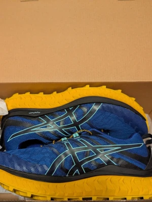 Asics Trabuco max  - Hej! Dessa skor är helt nya, aldrig använda och i sin original box.   Ny pris på dessa skor ligger på 1300-1500 kr och mitt är 550kr   Jag kan frakta runt hela Sverige, mötas upp i Göteborg eller närliggande stad.  Tveka inte på att höra av dig vid fler frågor eller om du vill ha fler bilder. 
