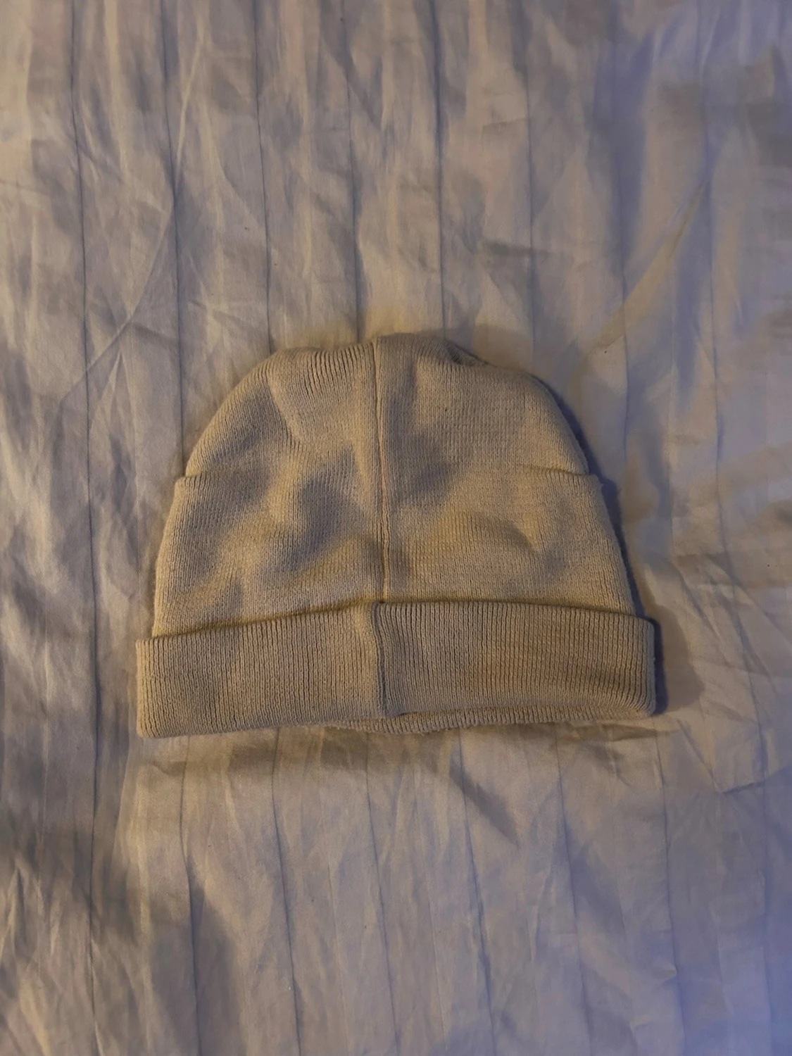 Beige mössa med logga mnclr  - 1