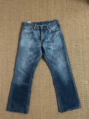 Levi's 527 bootcut jeans - Säljer dessa riktigt snygga Levis 527 bootcut, byxorna är i fint skick och o storlek W32/L30, hör av dig vid funderingar!