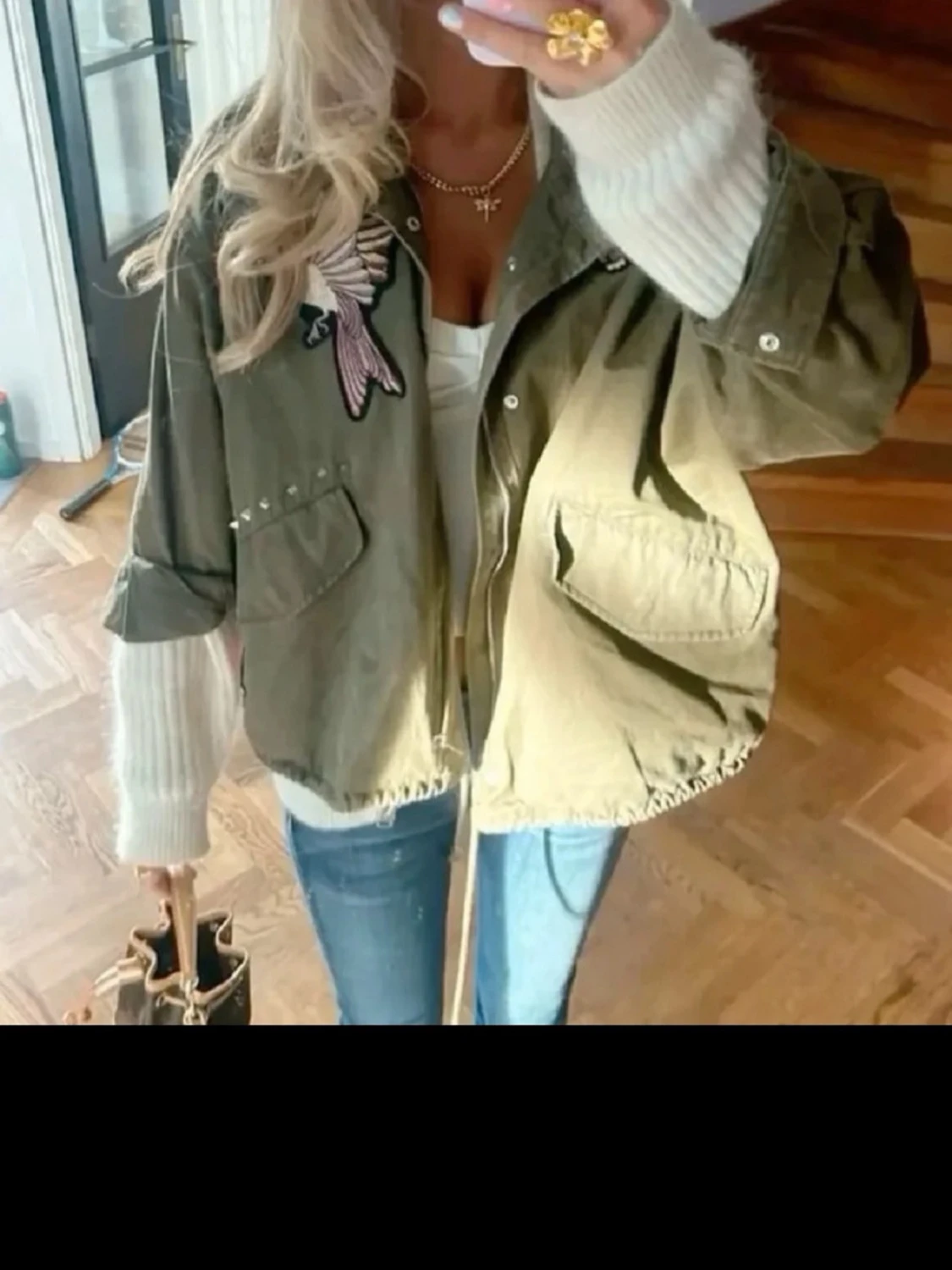 Grön jacka med broderad detalj