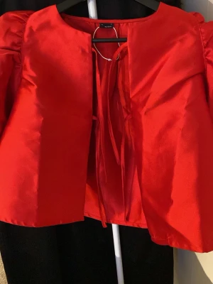 Röd topp med  puffärmar - Super fin fest topp som tyvär aldrig kom till andvändning, den är i nyskick! Från Gina ❤️
