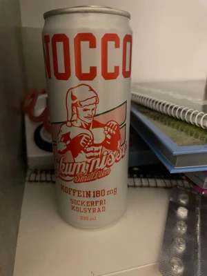 Nocco Skum Nisse Smultron 330ml burk - En vit och röd burk Nocco energidryck med smaken Skum Nisse Smultron. Burken är sockerfri, kolsyrad och innehåller 180 mg koffein. Finns ej i butik därav säljs varan för 100kr startpris! 