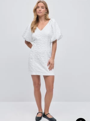 Vit studentklänning  - Superfin vit kort klänning i brokad med v-ringning och stora puffärmar. Har endast använts 1 gång (studenten) och säljs, då jag inte längre har någon användning av den. Den har inga defekter och är i princip helt ny. Nypris är 600kr. Vid snabb affär går pris att diskutera😊