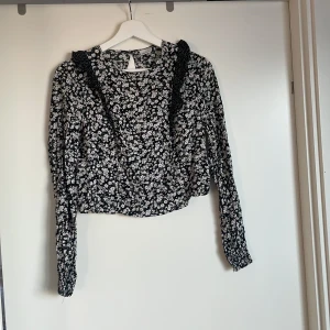 Hösttopp  - Perfekt hösttopp🍂 Superfint skick!  Den är något kort i modellen  Storlek XS 