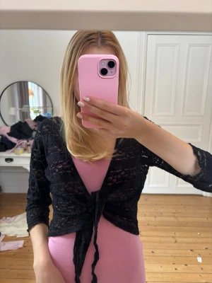 Svart spetskofta med knytband - Svart spetskofta/bolero i fint skick. Finns ingen lapp så vet ej storlek eller märke, men skulle säga storlek xs-s💕