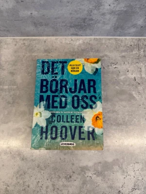 Det börjar med oss - Colleen Hoover - Det börjar med oss av Colleen Hoover – uppföljaren till succén Det slutar med oss. En känslosam och romantisk roman som många har väntat på.  Boken är läst en gång och i väldigt bra skick.  Perfekt för dig som gillar romantik, känslor och gripande berättelser.