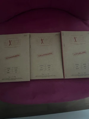 Stray Kids MAXIDENT photobooks.  - Säljer en Stray Kids MAXIDENT Changbin, Seungmin och Hyunjin. Om du vill att se fotokorten (det gula pappret) så skickar jag bild. Man behöver inte köpa alla tre om det inte önskas.🫶🏻