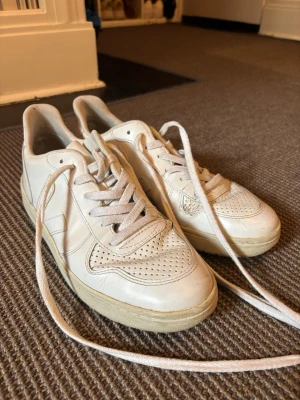 Vita Veja skor - Fina vita sneakers från veja. De är creased och har en slitning i hälen (se bilder) därav priset. Kika gärna in mina andra annonser och tveka inte att kontakta mig om du har frågor!💕📬
