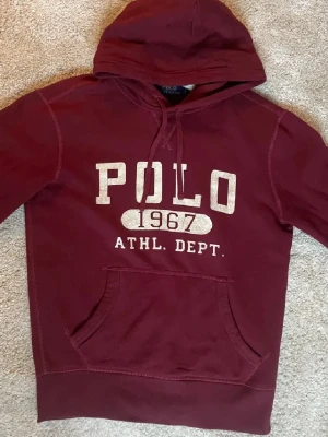 Ralph Lauren Hoodie Xs  - Säljer nu denna riktigt snygg Ralph Lauren Hoodie i vinröd. Skriv om ni vill ha fler bilder eller har några frågor! 