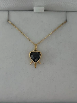 Maria Nilsdotter ”Three of Swords” Necklace inspired - Aldrig använd, 18K guldpläterad och tillverkad i rostfritt stål. Kedjans längd 40+5 cm och nickelfri. Om du har fler frågor, tveka inte att höra av dig 🤗