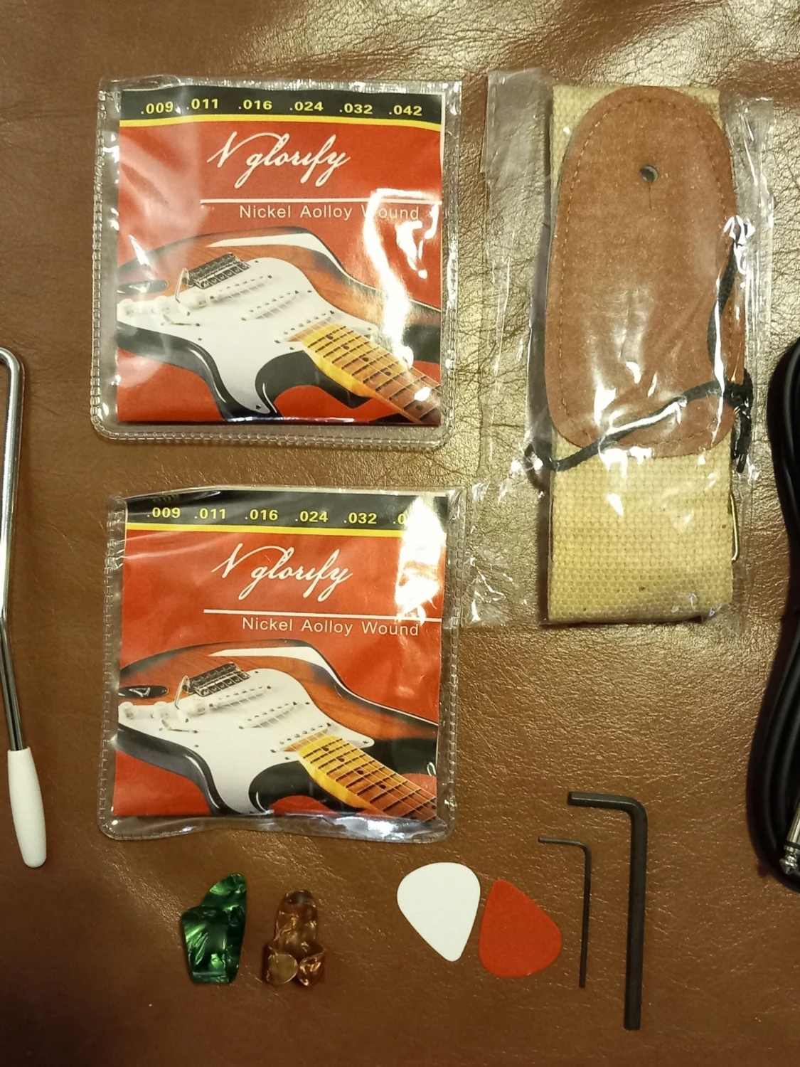 Splitter ny jätte snygg Strata gitarr med tillbehör till ett bra pris. - 4