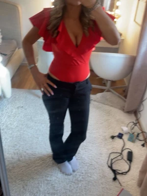 Röd volang body - Supersnygg body från gina tricot , perfekt till fest eller till sommaren 