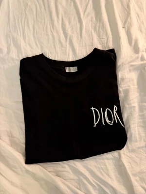 CD T-shirt  - Diọr T-shirt med disign fram och bak perfekt för sommaren storlek S men passar även M