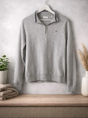 Grå gant halv zip - Tja jag säljer denna halvzipen eftersom jag har vuxit ur den den är i riktigt bra skick och har använts få gånger. Storlek 158/164 men sitter som xs