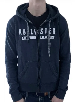 Hollister ziphoodie - Bra skick M, liten i storlek. Jag på bild är 180cm Endast 499kr för följare Fler snygga hollister plagg i min profil!