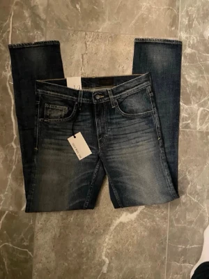 Tiger of Sweden jeans nya - Helt nya blåa Tiger of Sweden jeans med lapparna kvar i en fet tvätt. Storlek 30/32