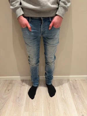 Ljusblå Replay jeans - W30 - Replay jeans 👖✨ Ljusblåa och stilrena 💙 Storlek W30 👀 Nypris ca 1 500 kr 💸 – vårt pris 499 kr 🔥 Sitter riktigt bra och ger en clean, snygg look 😎 Modellen på bild är ca 175 cm och väger runt 62 kg Kika gärna in vår profil för fler feta Replay-jeans i olika färger och storlekar 👀🔥 Hör av er om ni har frågor eller vill ha fler bilder 💬