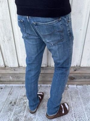 Jacob Cohën ”622” - Ett par Jacob Cohëns med extremt bra passform i den populära modellen ”622 Comfort”! Lite slitningar vilket jag verkligen diggar, inga hål. Modellen är 177 cm. Storlek 33, passar ungefär 31/32. Hör gärna av dig!