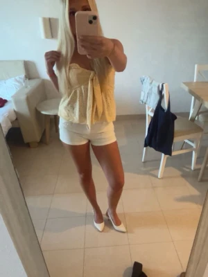 Ljusgul somrig topp - Söt ljusgul topp utan axelband, perfekt till sommaren💞pris kan alltid diskuteras 