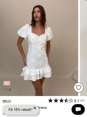Vit klänning från Nelly - Helt oöppnad eftersom jag köpte fel storlek! Superfin vit kort klänning från Nelly med broderade blommor, volangkant nertill och puffärmar. Klänningen har v-ringning och fina spetsdetaljer längs kanterna. Perfekt för student eller sommarens alla tillfällen. ❤️