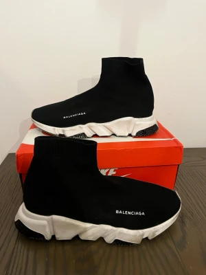 Balenciaga Skor  - Säljer ett par Balenciaga skor, Dem är lite slitna men annars är dom riktigt bra!! 