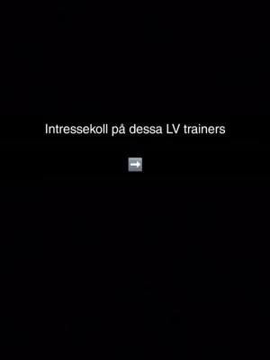 Louis Vuitton LV Trainers svart/vit - Snygga L,V Trainers i svart och vitt med klassiskt monogrammönster. Skorna har vita snören, detaljer i läder och textil samt tydlig L,V-logga på plösen. Perfekta för dig som vill sticka ut med exklusiva sneakers.