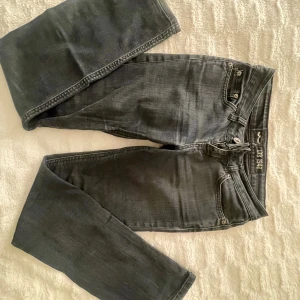 Gråa lowwaist jeans från LTB - Super snygga low waist jeans från LTB i storlek W26/L32, har blivit sydda i insidan av låren (se bild 3) men inget som syns, finns inte att köpa längre och är ganska små i storleken 💓💓💓 De är ganska raka i benen men lite utsvängda längst ner men inte helt bootcut nypris 799 typ svart/ mörkgrå