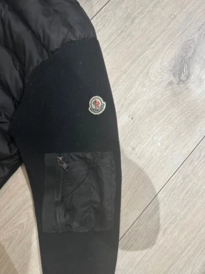 Svart cardigan jacka från Moncler - Säljer en svart cardigan från Moncler eftersom jag inte använder den längre.