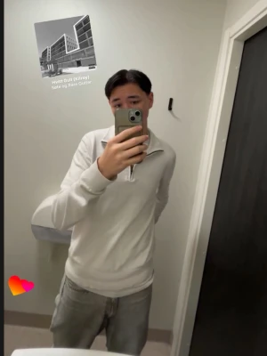 Vit halvzip tröja med krage - Snygg vit långärmad tröja med halvzip och krage. Perfekt för en clean och stilren look. Tröjan har ribbade muddar och är enkel att matcha med jeans eller andra byxor.