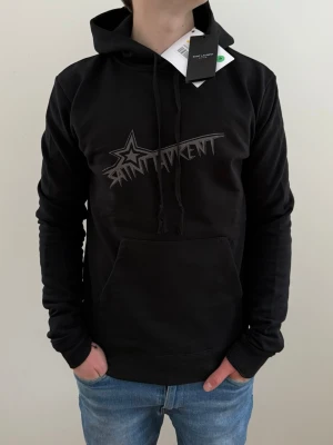 Helt Ny Saint Laurent Hoodie  - HELT NY Saint Lauren Hoodie || Storlek S || Nypris ca 6000kr || Mitt pris 2899kr || Modellen på bilden är 170cm och väger 62kg || Tveka inte på att höra av dig vid frågor eller funderingar 