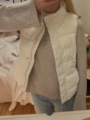 Väst - Vit dunväst från gap, jättefint skick💕