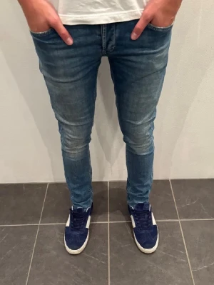 Dondup Jeans George - Dondup Jeans George! Trendigaste jeansen på marknaden.  Skick= 9,5/10 Ny pris= 4000 kr Säljs för= 799 kr