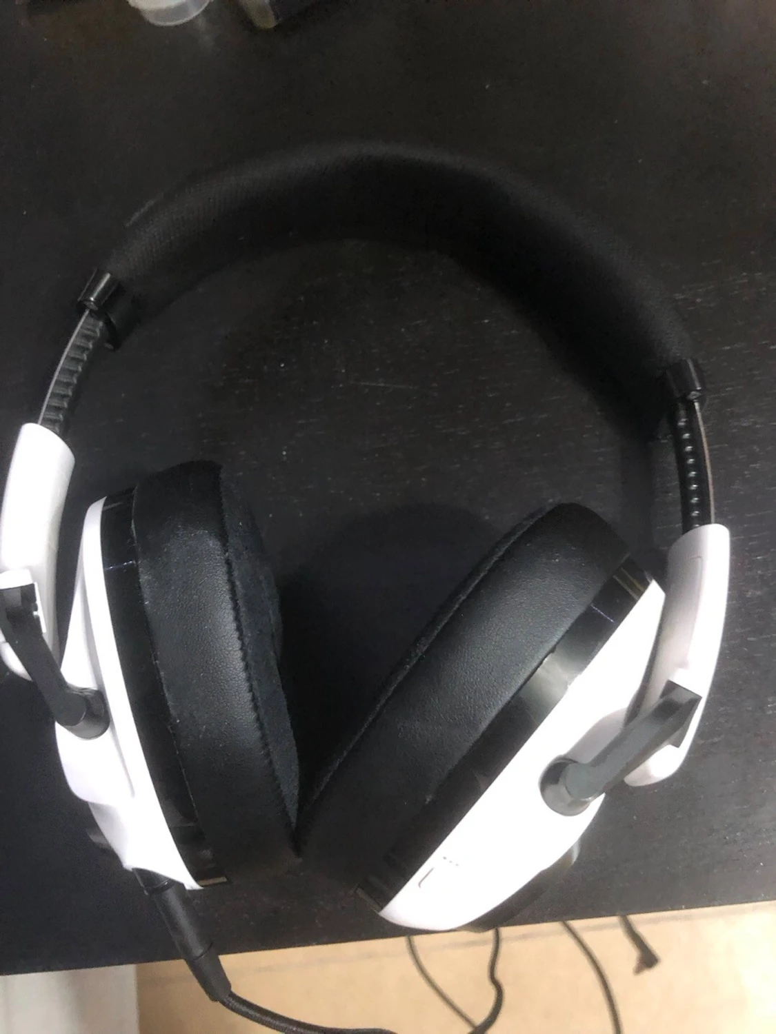 Svarta och vita gaminghörlurar