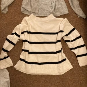 Vit stickad tröja med svarta ränder -  från H&M Divided 