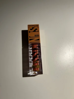 Maybelline Blush 06 City Sizzle - Rouge från Maybelline i nyansen 06 City Sizzle. Färgen är varm, persikorosa med lätt skimmer, perfekt för att ge kinderna en fräsch glow.