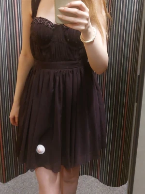 Vintage lila klänning - Köpt second hand men är helt som ny, har orginal prislappar kvar. Från dyrt märke 💕