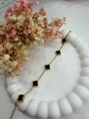 18k guldpläterat armband  - Klöverarmband i 9mm tillverkat av rostfritt stål och pläterat med 18k guld ✨