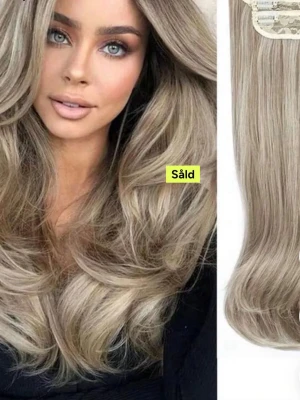 Blonda clip-on löshår extensions - Snygga blonda clip-on löshår extensions i askblond nyans. Ger ett naturligt och fylligt resultat med mjuka vågor. Perfekt för dig som vill ha längre och tjockare hår på nolltid. Fästes enkelt med clips och smälter in snyggt i håret.